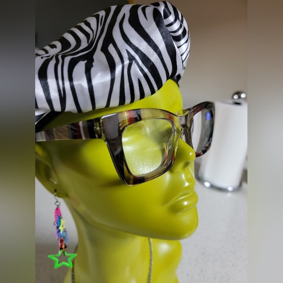 Readers +4.00 - Picture 3 of 4